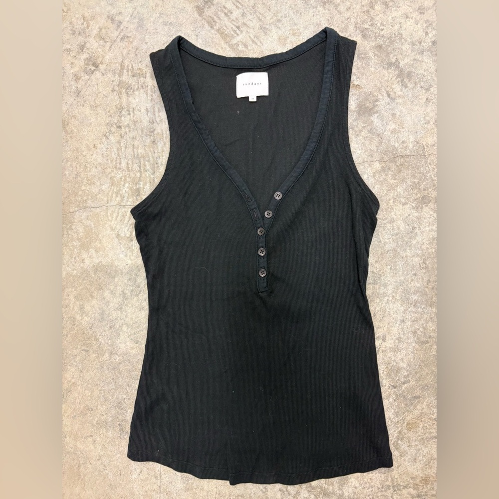 Black Sleeveless‎ Top